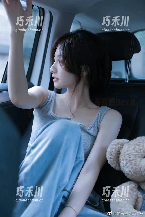 语画界 - 展现个性与风格：郑颖姗Bev水手服写真图包的时尚解读.txt