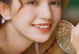 青豆客 – 谭晓彤奶牛写真让你观看到生活的另一种美好与质朴.txt