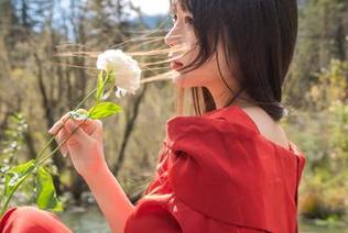 香草喵露露独家妹妹写真合集：在阳光下盛开的梦想与青春印记.txt